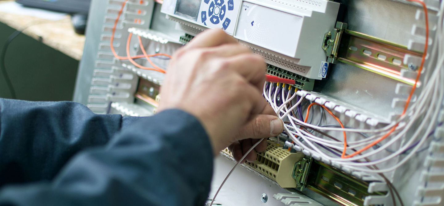 electrician-working-on-wiring-hand-close-u